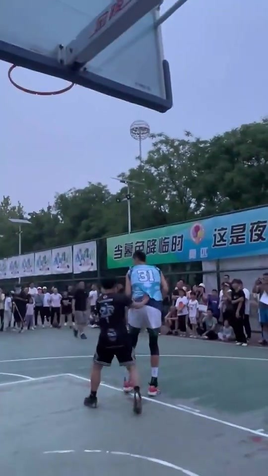 這身高差距還防個啥呀？趕緊拿球廻家吧😂